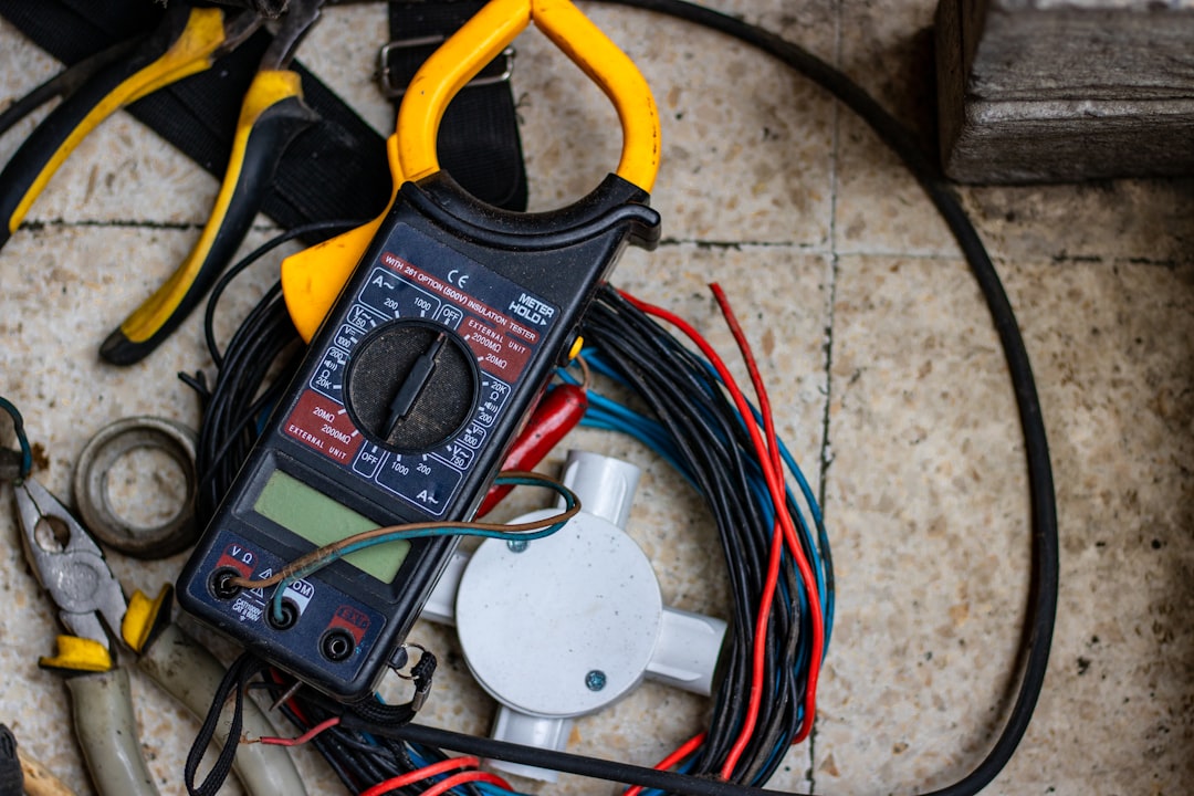 Silnoproudé a slaboproudé elektroinstalace